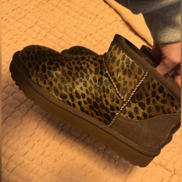 UGG Women’s Ultra Mini Caspian Calf Hair Boots Cheetah Size 9 - Picture 3 of 6
